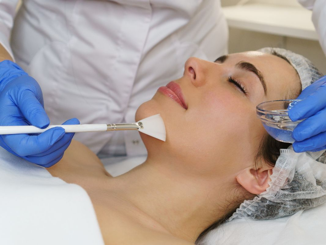 Mujer recibiendo tratamiento facial